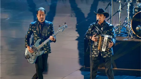Hernán Hernández (izquierda), en un concierto en 2020 en los Estados Unidos con Los Tigres del Norte.
