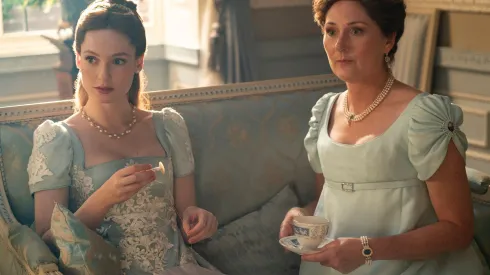 Francesca y Lady Violet, en una imagen de la más reciente temporada de Bridgerton.
