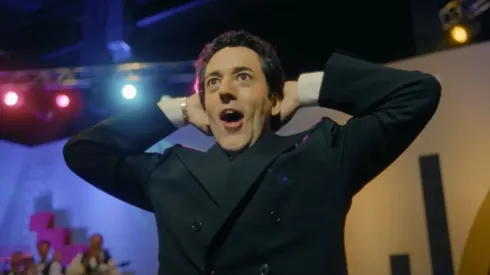 Luis Gerardo Méndez da vida a Mario Bezares en la serie que se acaba de estrenar en Prime Video.
