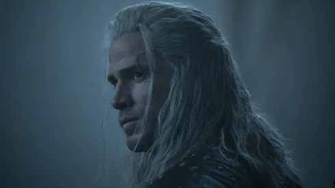 Liam Hemsworth toma el papel de Geralt de Rivia.

