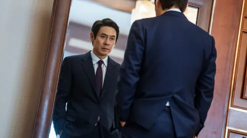 Sul Kyung-gu da vida a Park Dong-ho en el nuevo K-Drama de Netflix.
