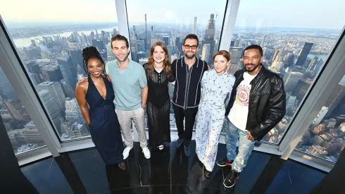 Susan Heyward, Chace Crawford, Colby Minfie, Antony Starr, Valorie Curry, y Laz Alonso de The Boys, posando en el Empire State en Nueva York.
