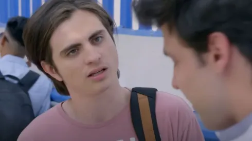 El personaje de Iker, a la izquierda, no sabe cómo tratar a las mujeres y decide recurrir a un influencer.
