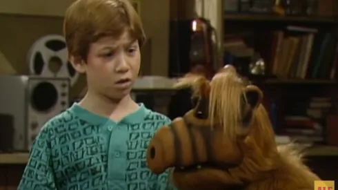 El actor Benji Gregory en una escena con el personaje Alf.
