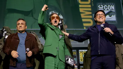 Joe Russo, Robert Downey Jr. y Anthony Russo, en el momento del anuncio de que el intérprete de Iron Man anuncia que dará vida a Dr. Doom.
