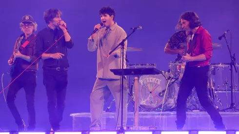 Phoenix y Ezra Koenig se lucieron en el escenario de la clausura de París 2024.
