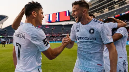 Ignacio Aliseda festeja con Álvaro Medrán. (Foto: @ChicagoFire)
