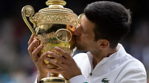 Novak Djokovic y el beso al trofeo de Wimbledon.
