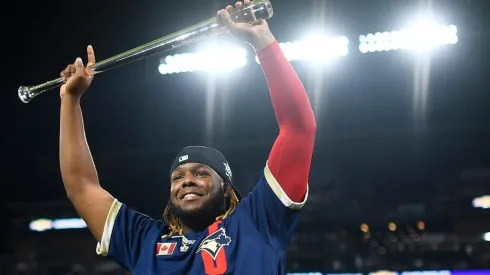 Vladimir Guerrero Jr. posando con su premio MVP (Getty Images)
