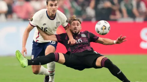 Hector Herrera y James Sands peleando la pelota.
