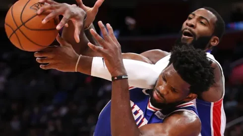 Drummond y Embiid han tenido uno que otro encontronazo (Getty Images)
