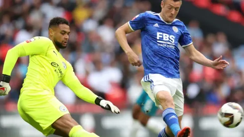 Zack Steffen despeja con la presión de Jamie Vardy.
