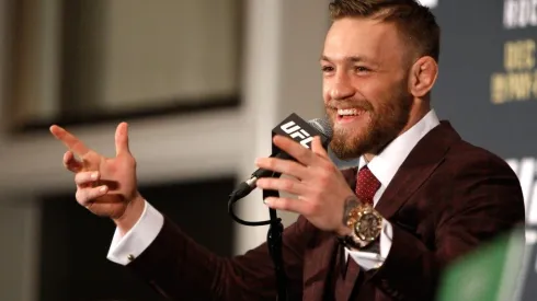 Conor McGregor realizó el primer lanzamiento por los Chicago Cubs
