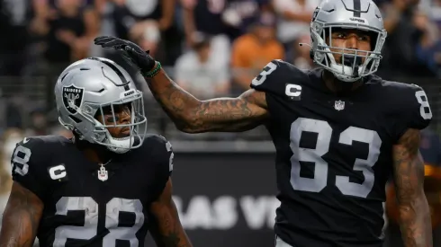 Josh Jacobs (#28) y Darren Waller (#83).
