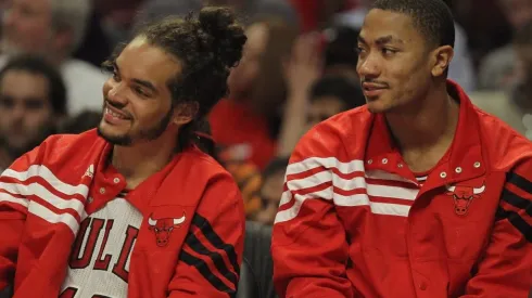 Joakim Noah y Derrick Rose.
