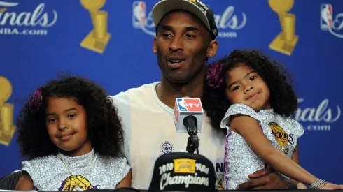 Kobe Bryant con sus hijas Natalia y Gianna
