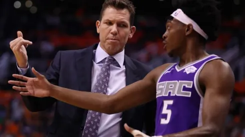 Luke Walton con De'Aaron Fox.
