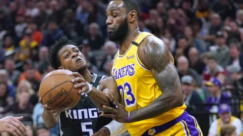 LeBron James y De'Aaron Fox.
