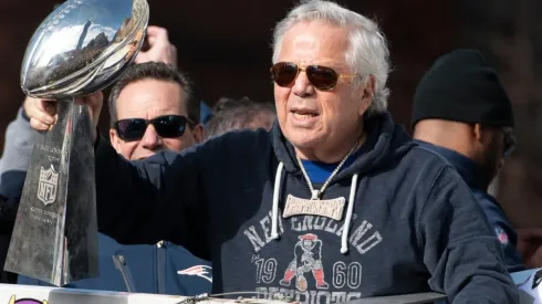 Robert Kraft con el Trofeo Vince Lombardi.
