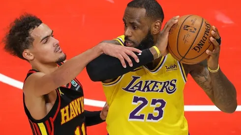 Trae Young y LeBron James.
