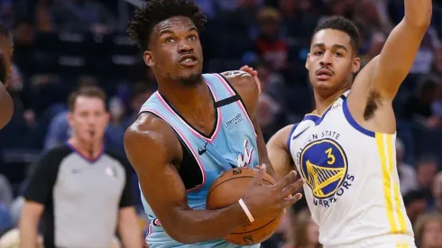 Jimmy Butler y Jordan Poole.
