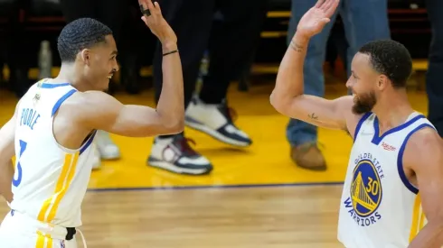 Jordan Poole y Stephen Curry.
