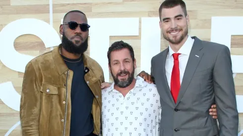 LeBron James, Adam Sandler y Juancho Hernangómez.
