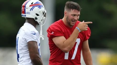 Josh Allen junto a Stefon Diggs.
