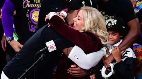 LeBron James y Jeanie Buss.
