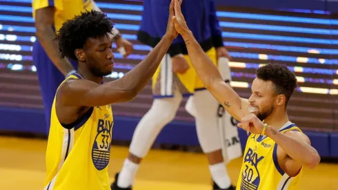 Stephen Curry y James Wiseman.
