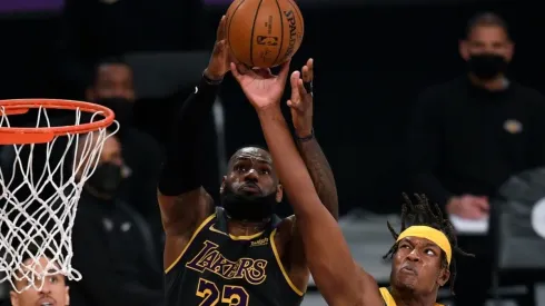 LeBron James y Myles Turner.
