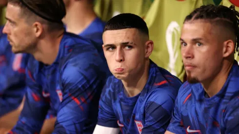 Phil Foden, en el banco de suplentes de Inglaterra en el partido frente a Estados Unidos por el Mundial de Qatar 2022.
