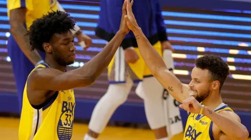 James Wiseman y Stephen Curry.
