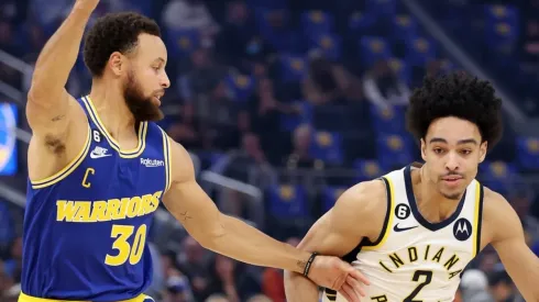 Stephen Curry y Andrew Nembhard.
