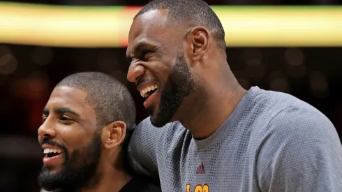 LeBron James junto a Kyrie Irving.
