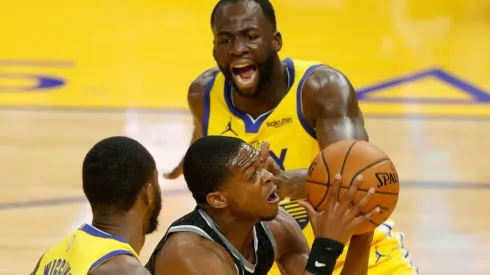 Draymond Green y De'Aaron Fox.
