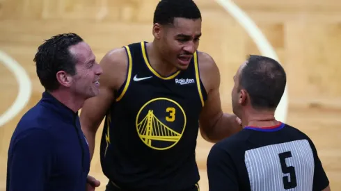 Kenny Atkinson y Jordan Poole.
