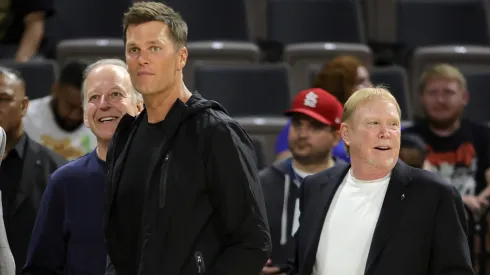 Tom Brady y Mark Davis, propietario de Las Vegas Raiders.
