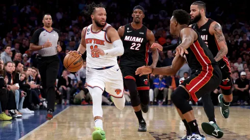 Jalen Brunson frente a Jimmy Butler, Caleb Martin y Kyle Lowry.
