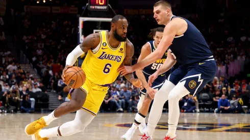 LeBron James enfrentando a Nikola Jokic y Aaron Gordon.
