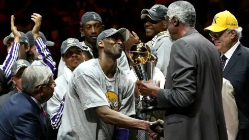 Bill Russell, el jugador con más títulos en la historia de la NBA, entrega el trofeo a Los Angeles Lakers.
