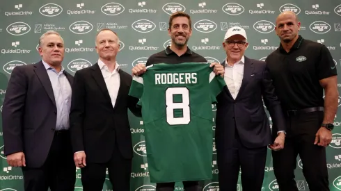 Aaron Rodgers es presentado como mariscal de los New York Jets en una conferencia de prensa introductoria.
