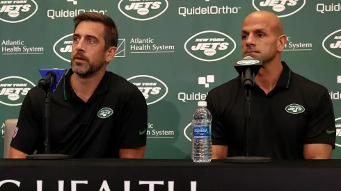 Aaron Rodgers junto a Robert Saleh, entrenador de New York Jets.
