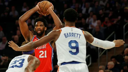 Joel Embiid con Philadelphia 76ers frente a New York Knicks.
