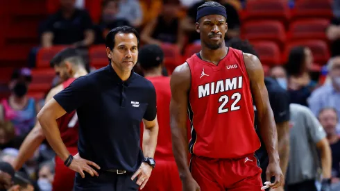 Erik Spoelstra, entrenador de Miami Heat, junto a Jimmy Butler.
