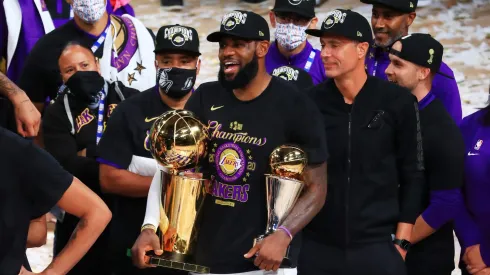 LeBron James celebrando el campeonato de la NBA conseguido con Los Angeles Lakers.

