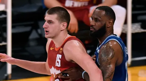 Nikola Jokic y LeBron James.
