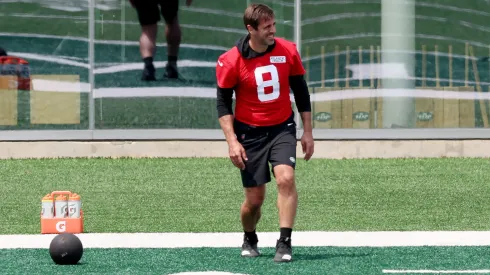 Aaron Rodgers en entrenamiento de New York Jets.
