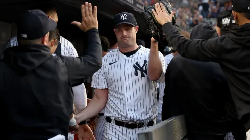 Gerrit Cole siendo felicitado por compañeros en New York Yankees.
