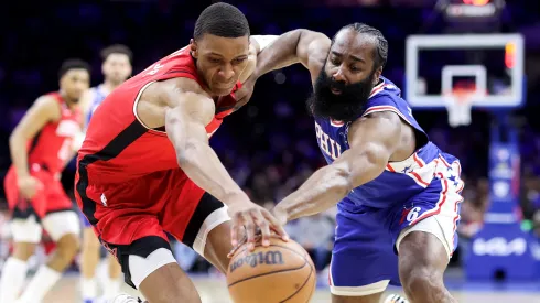 James Harden jugando ante Jabari Smith Jr.
